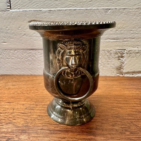 SHERIDAN, SILVER PLATE, MINIATURE CHAMPAGNE BUCKET WITH LION HEAD RINGS. - Picture 7 of 9